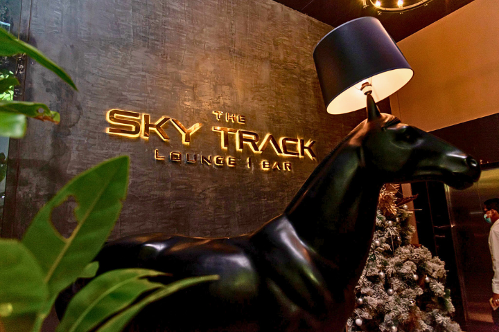 The Sky Track Lounge & Bar - Negombo
