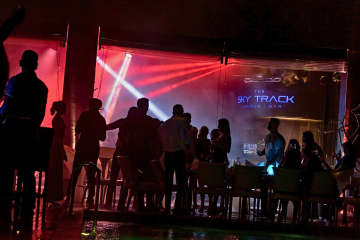 The Sky Track Lounge & Bar - Negombo